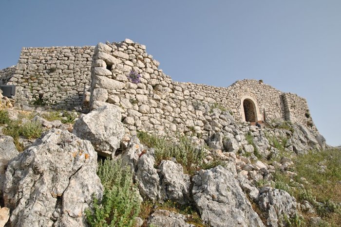 pics/agionori8.jpg the NW site with the gate