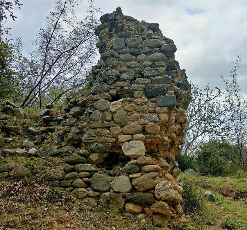 pics/anastas-tmima1.jpg remain of the wall of the part1 (h:3.5m, w:2m)