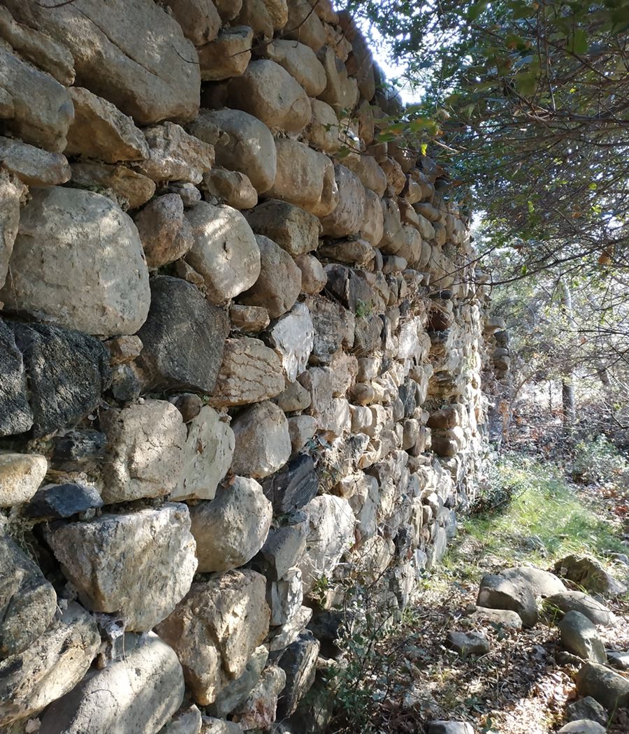 pics/anastas-tmima1c.jpg remain of the wall of the part1 (h:3m)