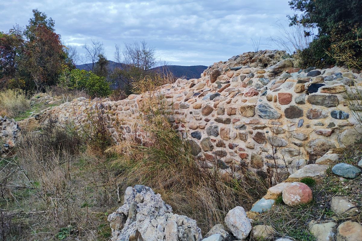 pics/anastas14-tmim4.jpg wall in part4