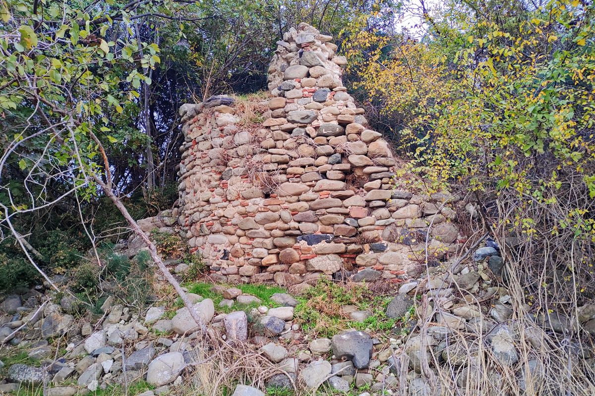 pics/anastas15-roundtwr.jpg the remains of a round tower at part 4