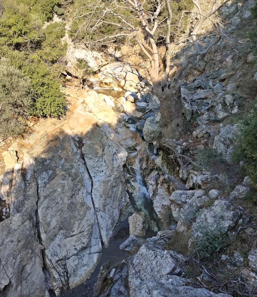 pics/anastas20-end.jpg the northern end of the wall where it meets the mountain