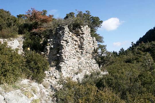 Remains of a tower at the SE side