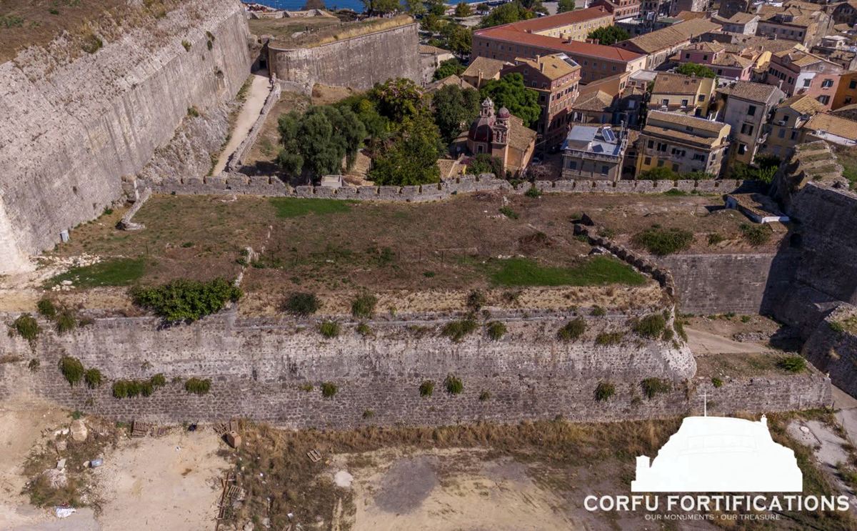 pics/corfu-cortina.jpg curtain wall between the Sarantaris bastion and the New Fortress