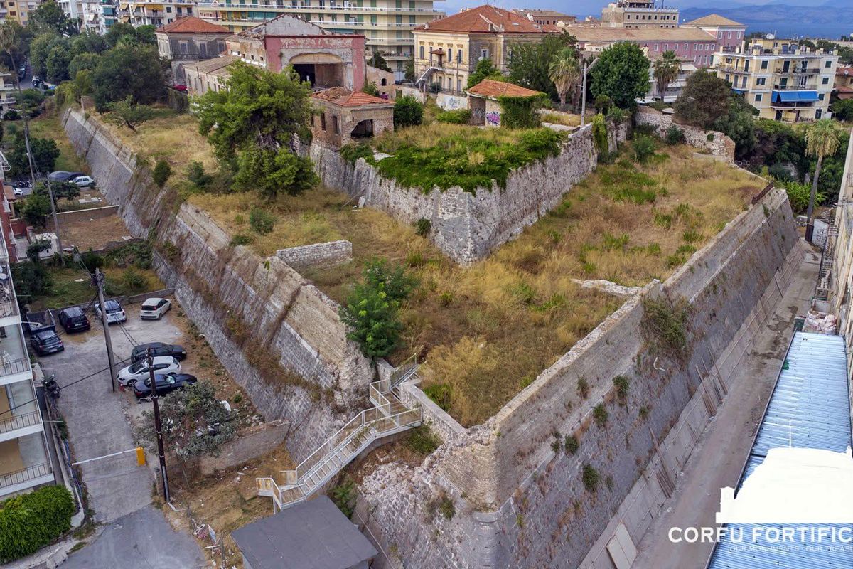 pics/corfu-reymond3.jpg the Raymond bastion at the south end