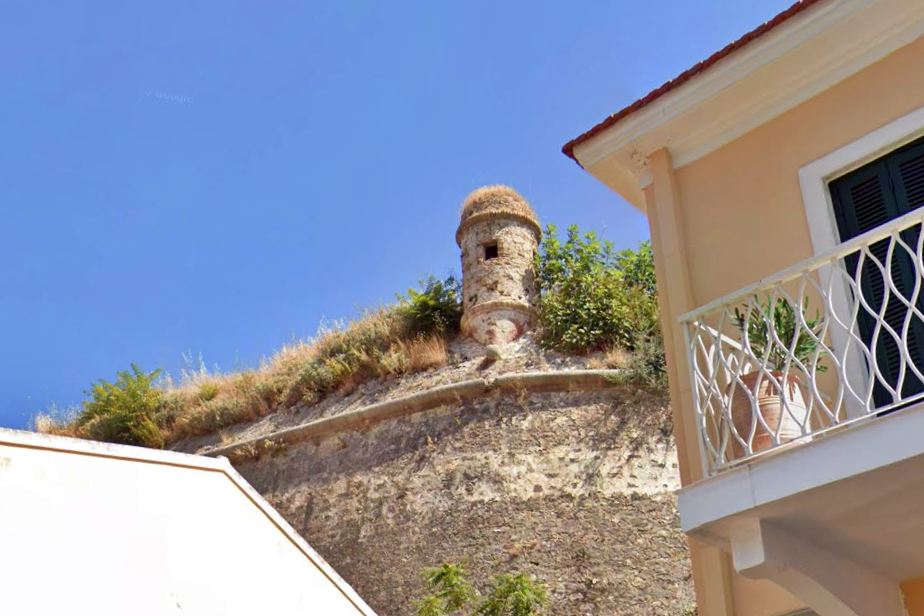 pics/corfu-sarantar_grd2.jpg guardpost at the south end of Sarantaris bastion