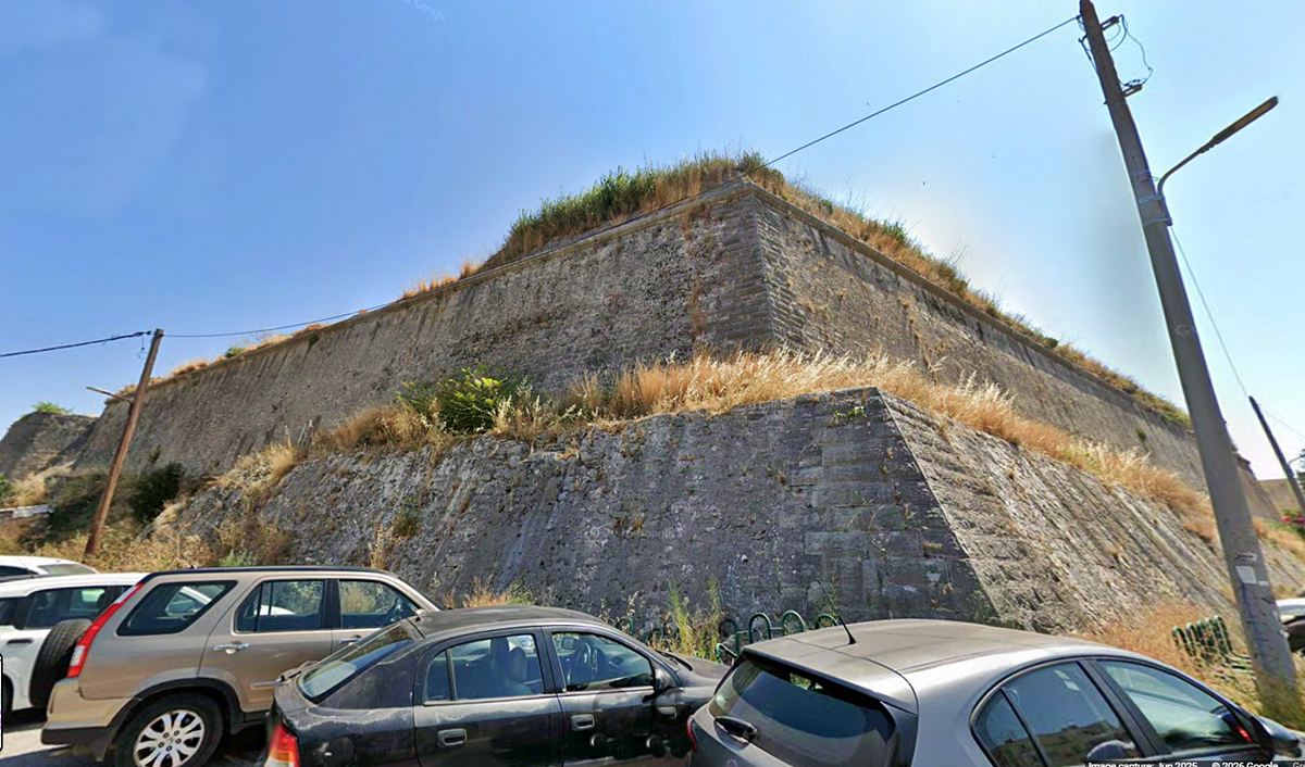 pics/corfu-sarantar_nwr.jpg the NW corner of Sarantaris bastion