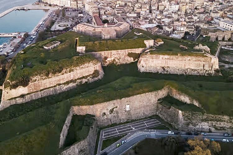 pics/corfu-scrpon.jpg fort Scarponas (at the west side of the New Fortress)