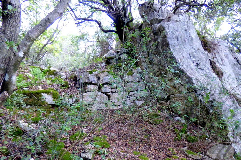 scattered ruins on the hill-photo by Y.Costopoulos, 2019