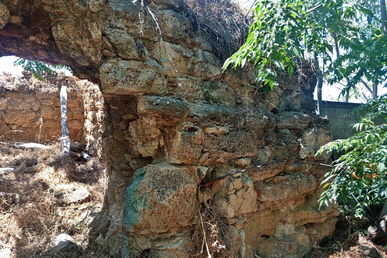 pics/drosia8.jpg the wall masonry right of the eastern opening