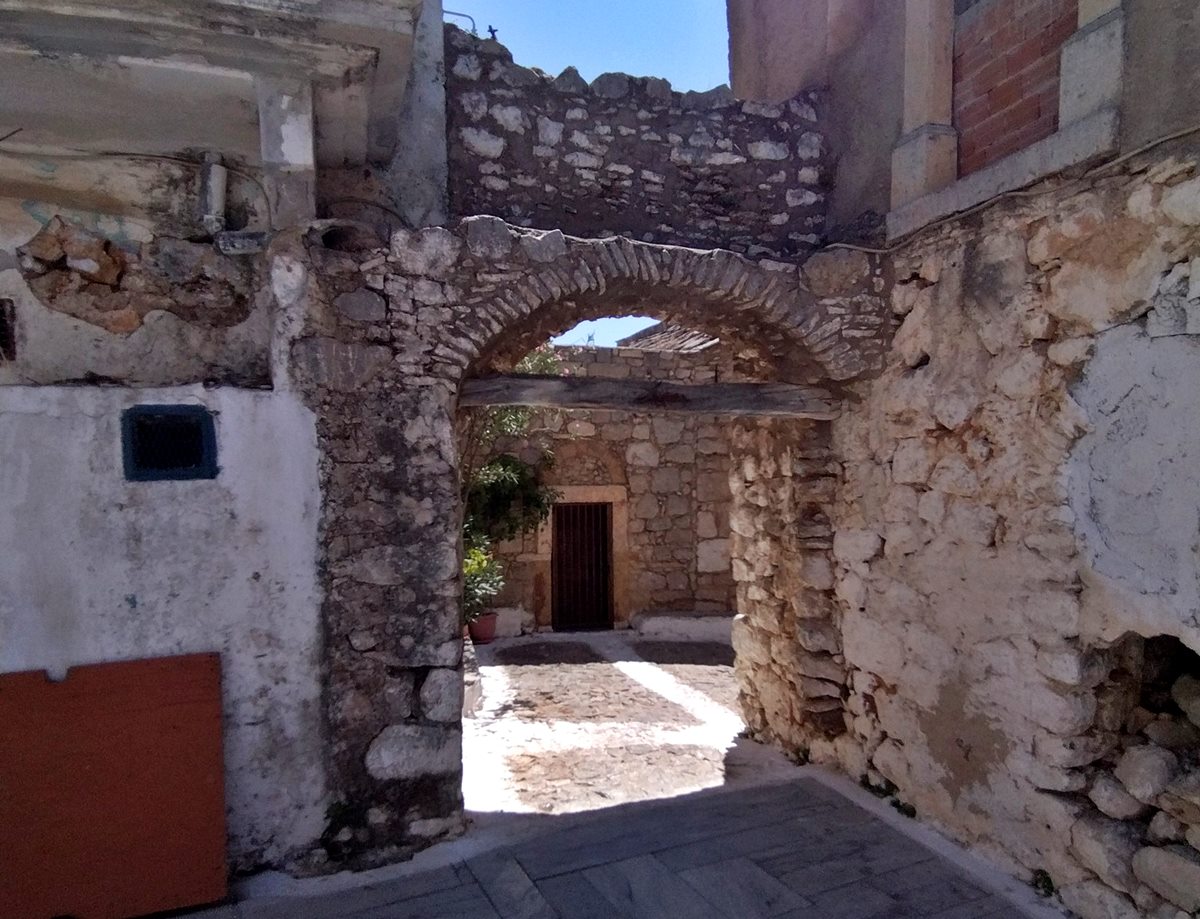 pics/elata-door.jpg inside the village