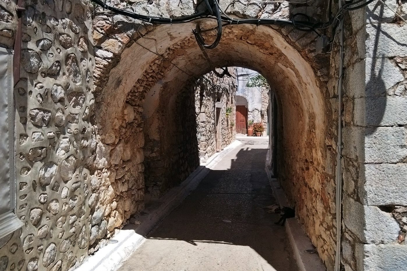pics/elata-door3.jpg inside the village