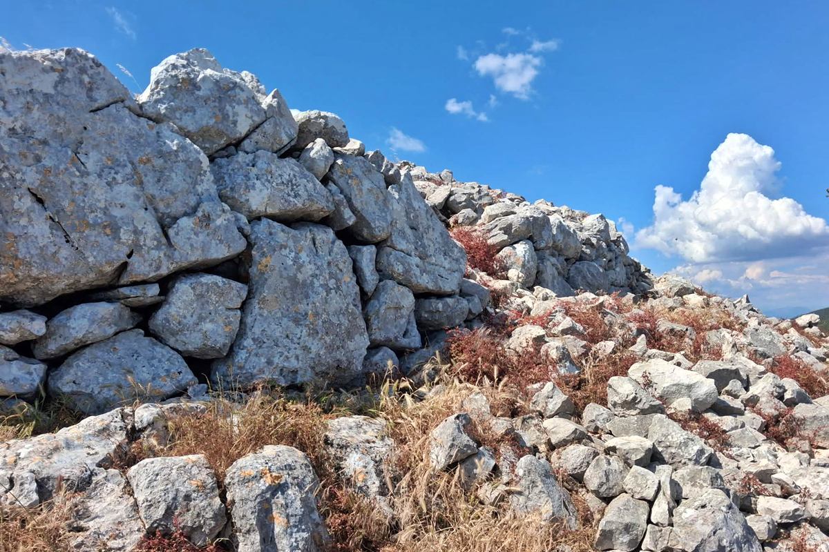pics/elias-tax11b.jpg the NW side of the fortification