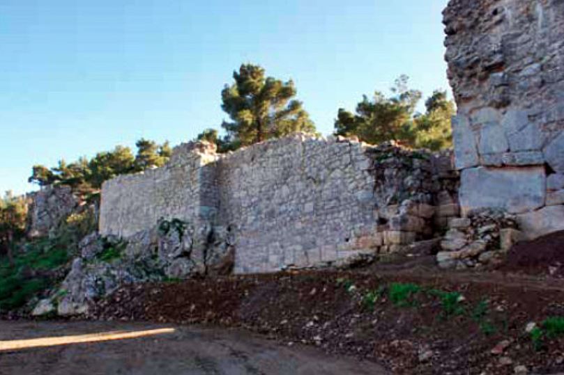 pics/farsala-nrthgatewall.jpg part of the wall east of the northen gate