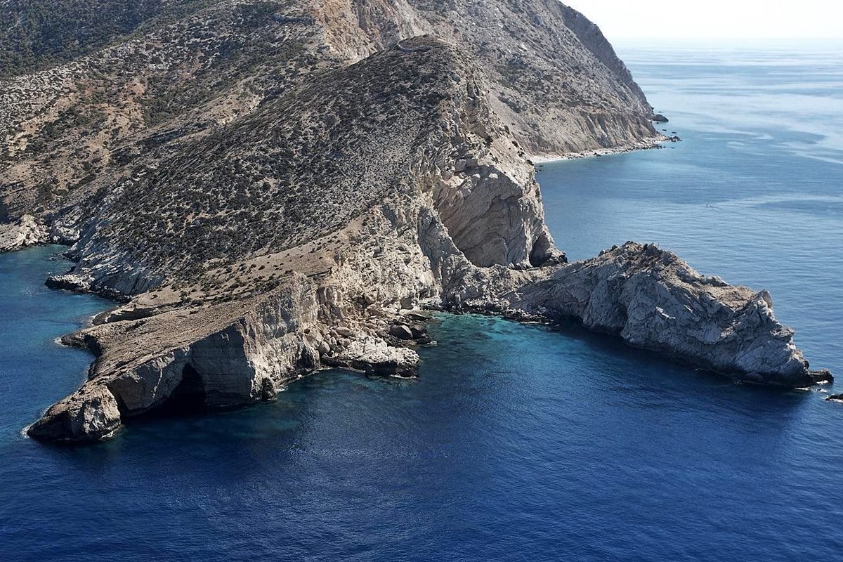 pics/gavdos-far.jpg the rock and the fortification from the sea (from west)