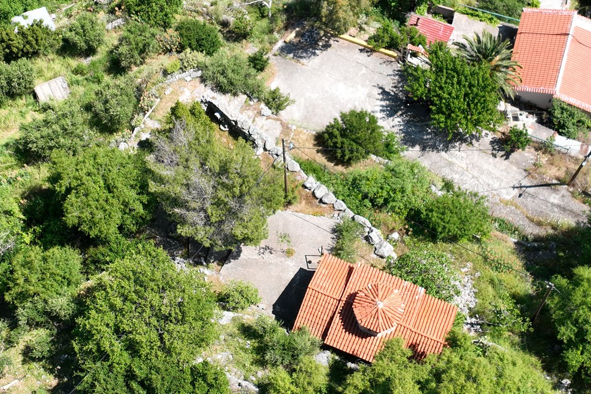 aerial view of NE side of the castle with the ancient wall