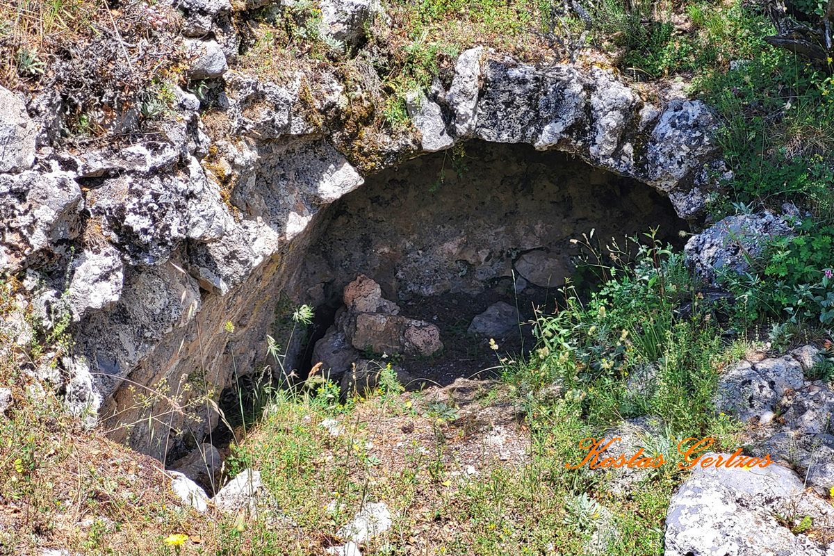 pics/kalavryta-cistern.jpg a cistern in the interior