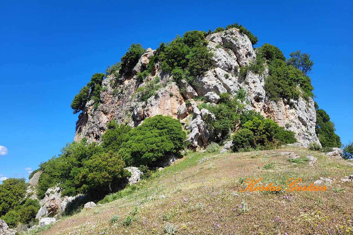 pics/kalavryta25.jpg the east side of the rock
