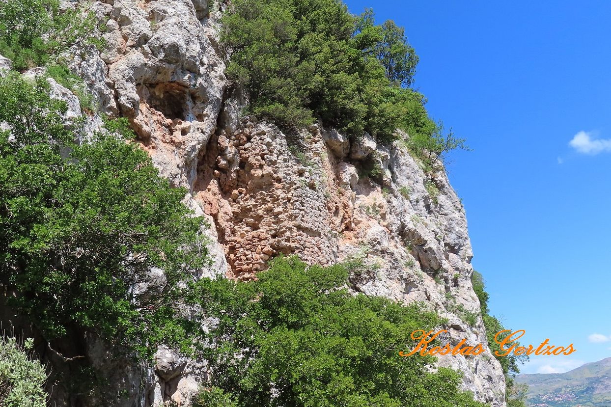 pics/kalavryta26.jpg remains of the fortification at the east side