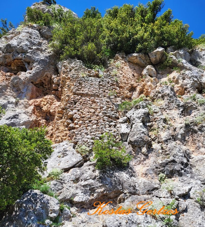 pics/kalavryta27.jpg remains of the fortification at the east side