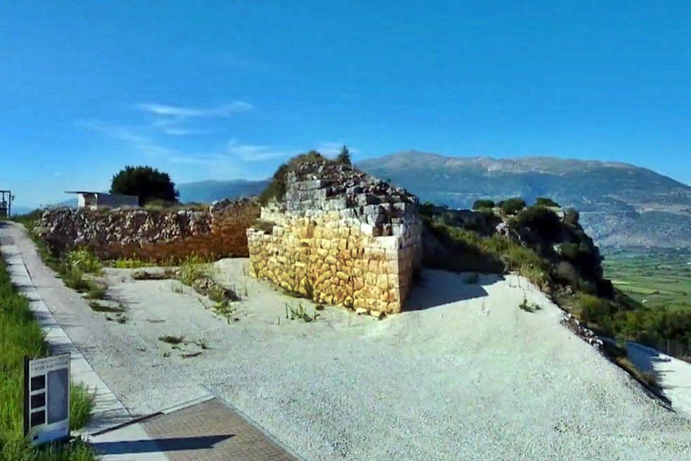pics/kastritsa-SEtwr2.jpg southeastern tip of the fortification with the spear-shaped tower
