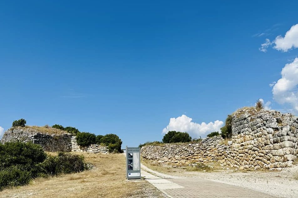 pics/kastritsa-SEtwr3.jpg southeastern tip of the fortification with the spear-shaped tower