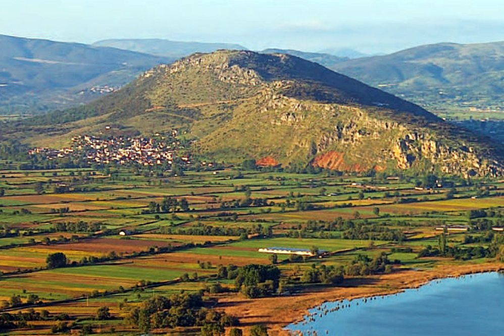 pics/kastritsa-hillNE.jpg the hill of Kastritsa from Northeast
