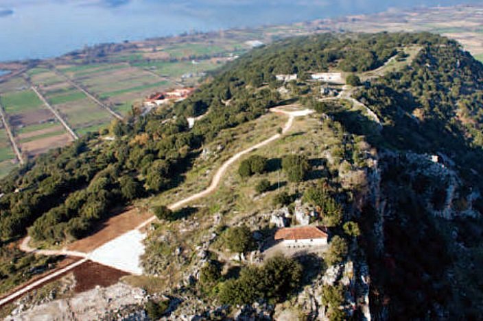 pics/kastritsa5-top.jpg the top of the hill with Α. Athanassios chapel and Agios Prodromos further back.