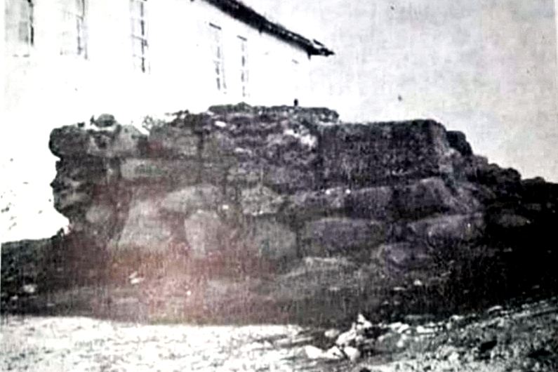 pics/kolindros-old.jpg the ruins of the tower some decades ago