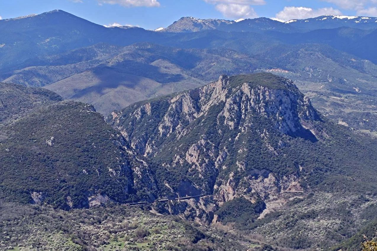 pics/kouvelos-gogis.jpg view of Kouvelas and the gorge from the east (photo: Konstantinos Gogis)