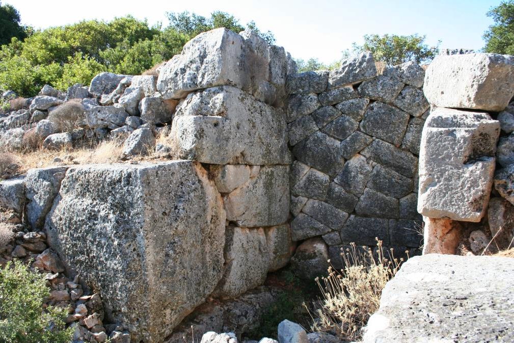 pics/krani12-gate_clsd.jpg a gate closed with stones