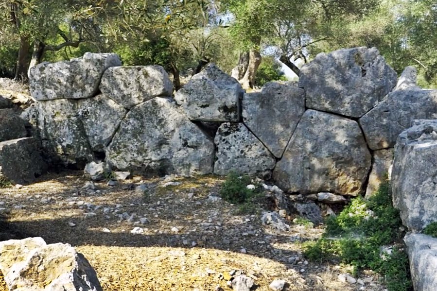 pics/krani13-polygon.jpg polygonic ancient wall