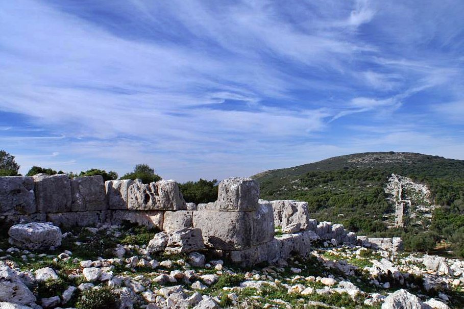 pics/krani9-se_wall.jpg SE wall, and also the NE wall in the background