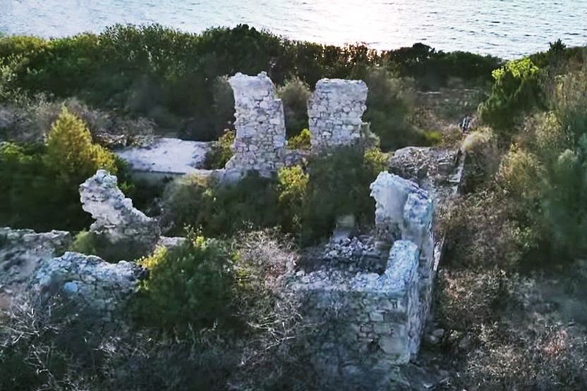 pics/kryptonisi-villa.jpg the ruins of the 1930s villa