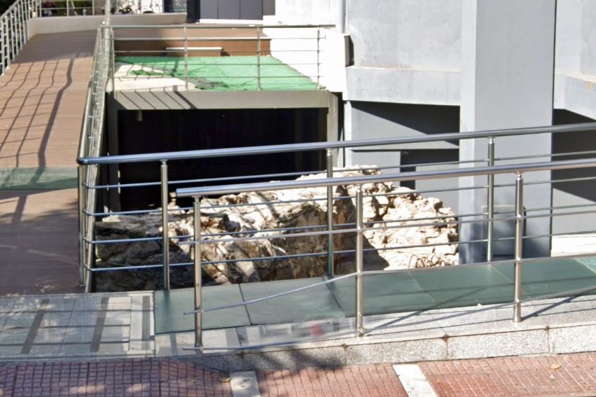 pics/larisa-pap52.jpg remains of the fortification-Papanastasiou str. 52