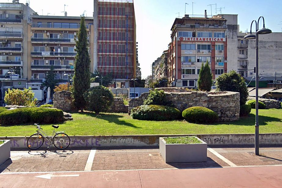 pics/larisa6.jpg the Byzantine ruins at Blanas square