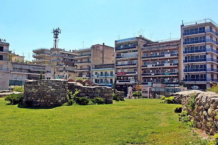 pics/larisa8.jpg the Byzantine ruins at Blanas square