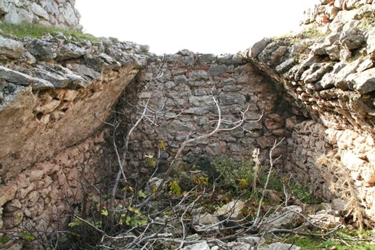 pics/levidi6.jpg remains of the arched ground floor