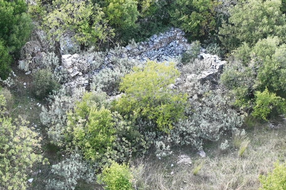 pics/lykosoura10-build.jpg ruins of the building in the interior of the citadel