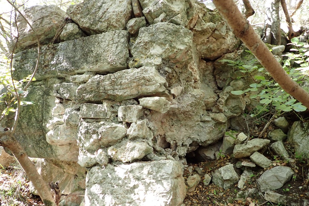 detail of wall corner outside, below and east of gate entrance area (mortar use)