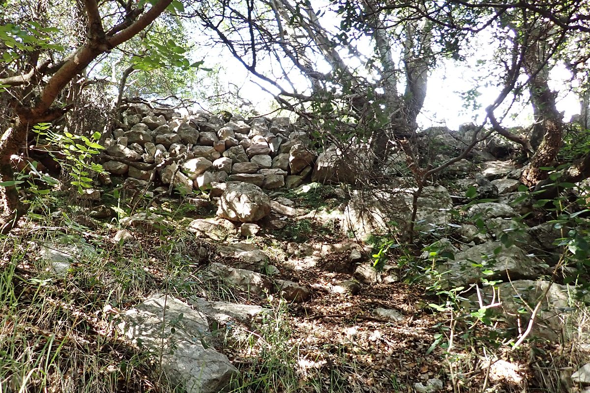 Terrace wall north οφ  entrance area