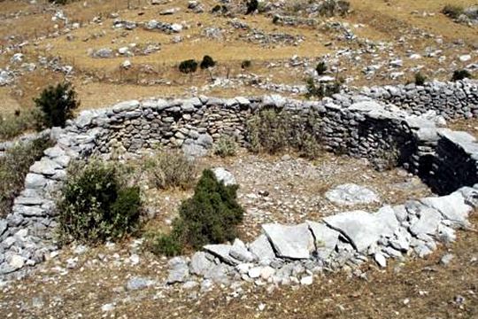 pics/oxia-perivolo.jpg yard of a house