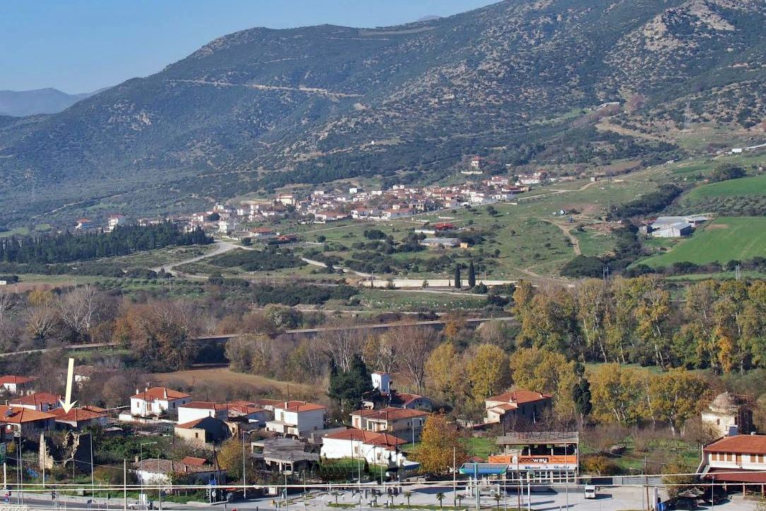 pics/pampoura8.jpg the tower and the village, the teke on the right