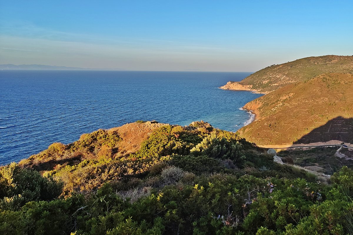 pics/pandes8.jpg the view to the east and to the cape Oura