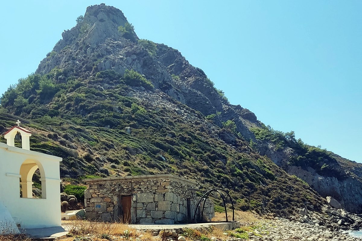 pics/pandes9.jpg the N and E side of the hill from Kambia beach and building with ancient spolia