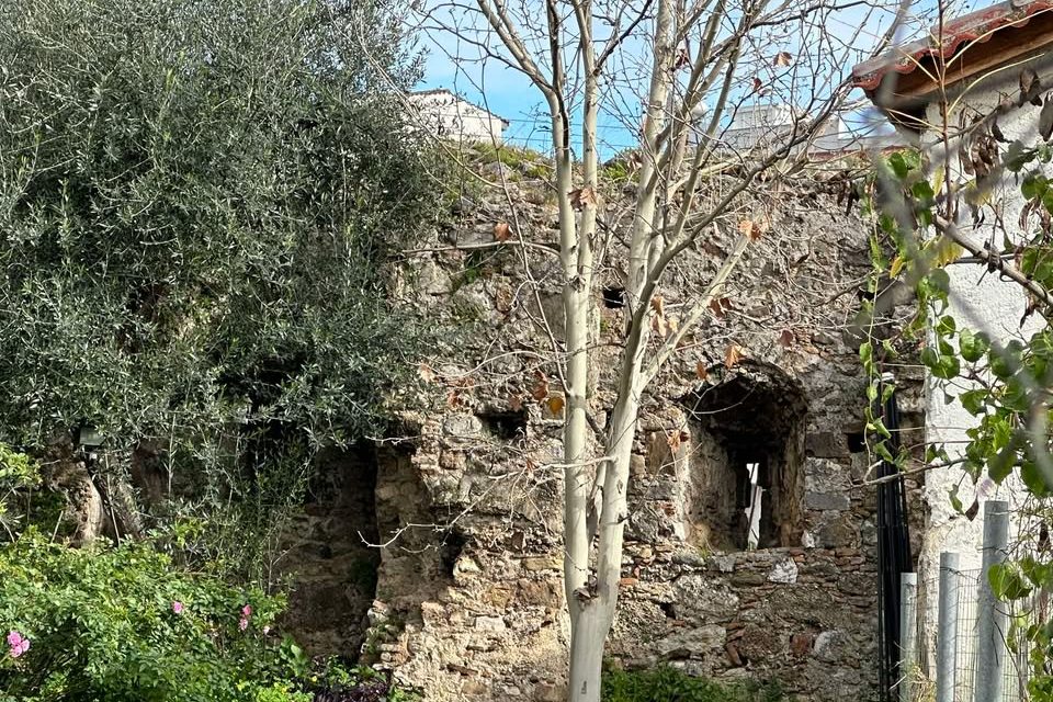 pics/patra-out3.jpg Remains of the fortification outside the castle (Nick Batalis, Jan 2026)