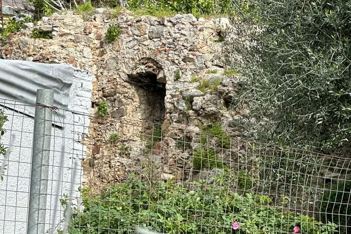 pics/patra-out4.jpg Remains of the fortification outside the castle (Nick Batalis, Jan 2026)