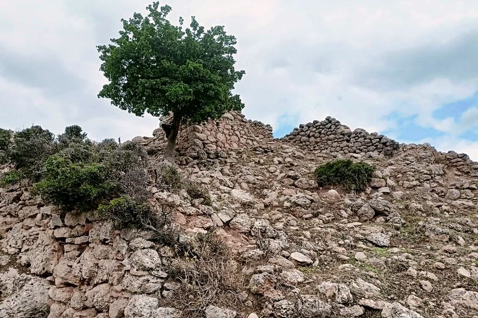 pics/plyfego44.jpg a ruined tower at the top, photo: Aris Tax, Sep 2025