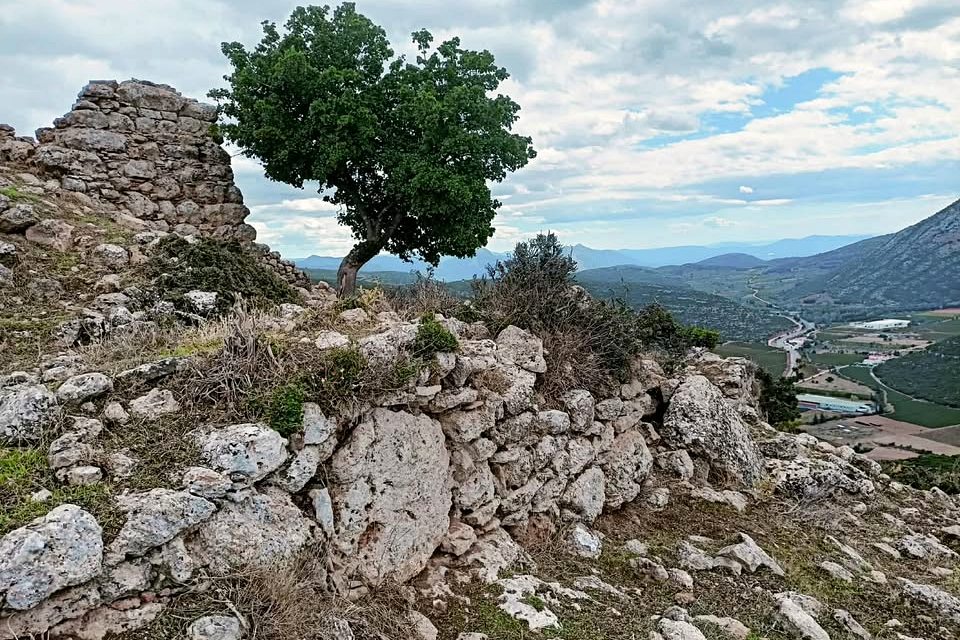 pics/plyfego44bb.jpg a ruined tower at the top, photo: Aris Tax, Sep 2025
