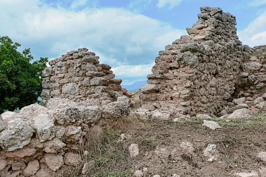 pics/plyfego44dd.jpg a ruined tower at the top, photo: Aris Tax, Sep 2025
